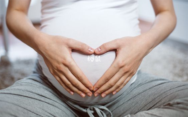 由于孕中期激素变化可能导致孕妇感到烦躁