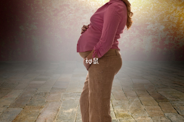 孕妇站立可以促进胎儿入盆