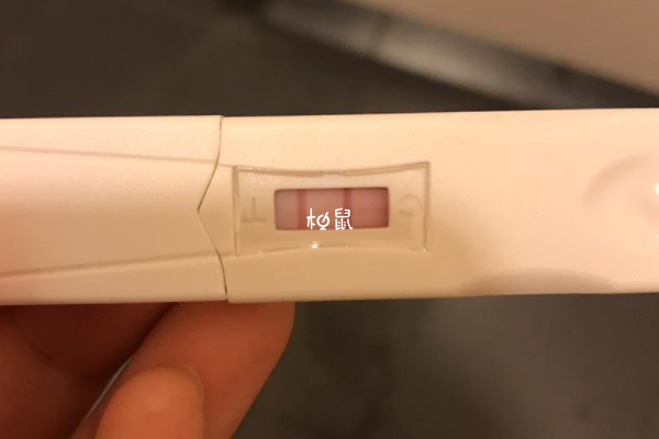 用验孕棒测试就能知道是否怀孕