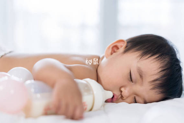 宝宝吐奶可以调整姿势喂奶