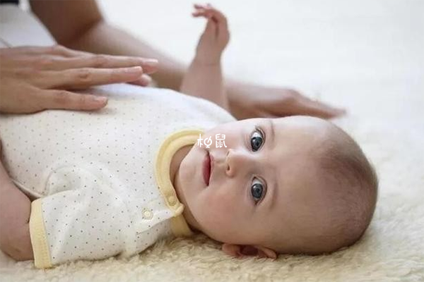 通过俯卧位法可以帮助宝宝排气