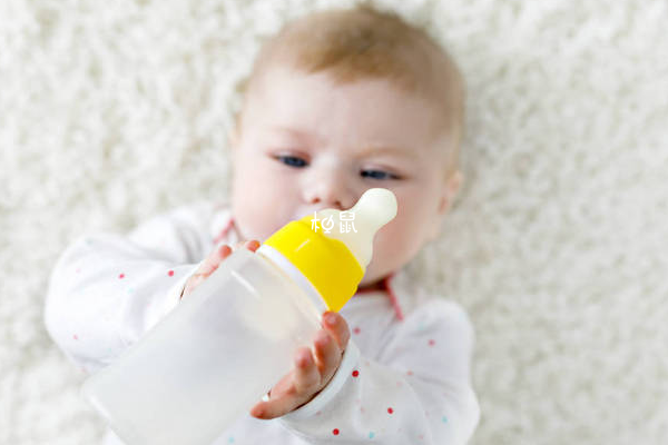 十一月宝宝3-4小时用奶瓶喂一次奶