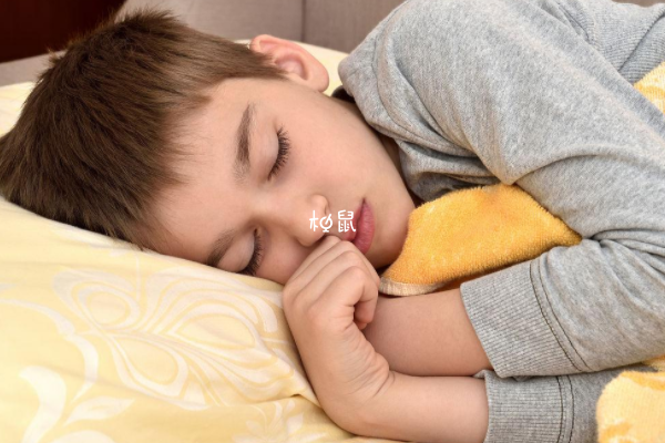 男孩太晚不分床睡容易导致睡眠障碍