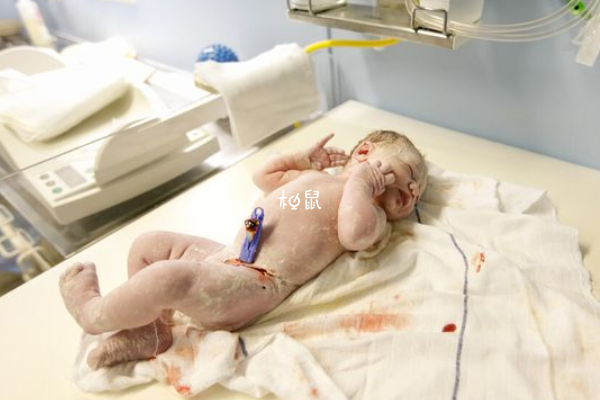 胎儿窘迫出生的孩子会患有新生儿吸入性肺炎