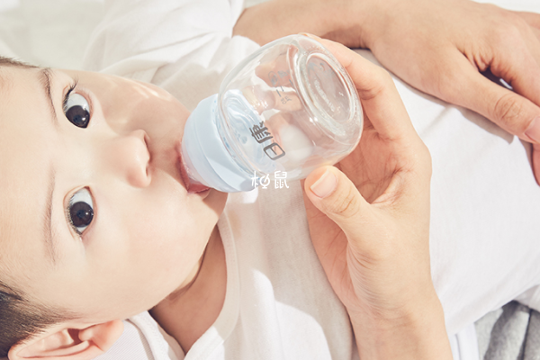 三个月前婴儿喝水会营养不良