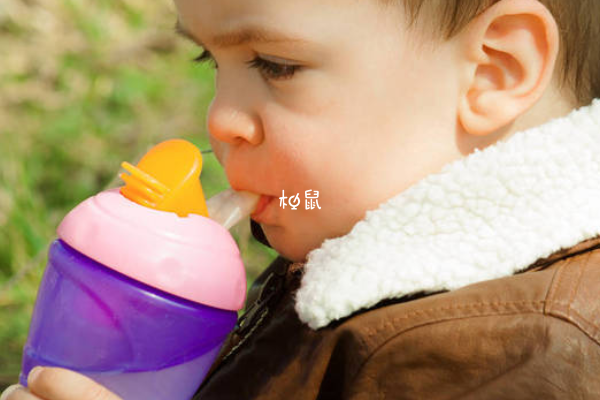 高温天气可以给婴儿喝点水降温