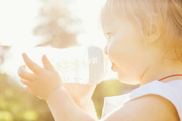 不同月龄宝宝喝水需求是不同的