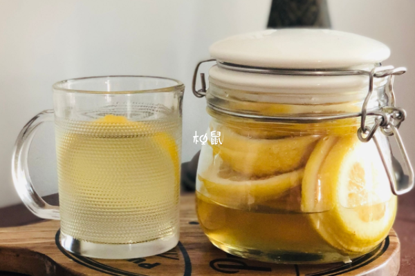 喝柠檬水可以缓解喉咙痛