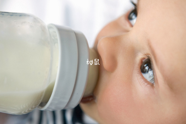 宝宝每个月喝奶的需求不同