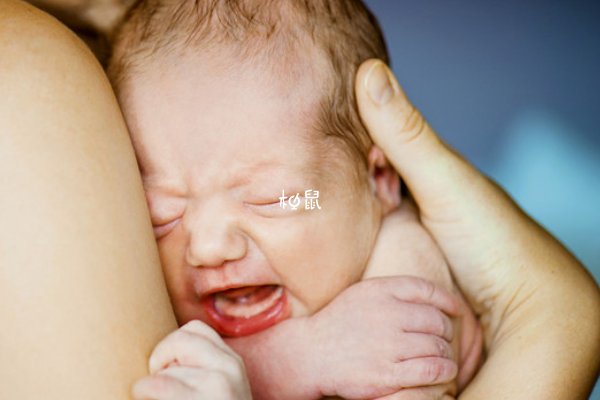 母乳不足宝宝会哭闹