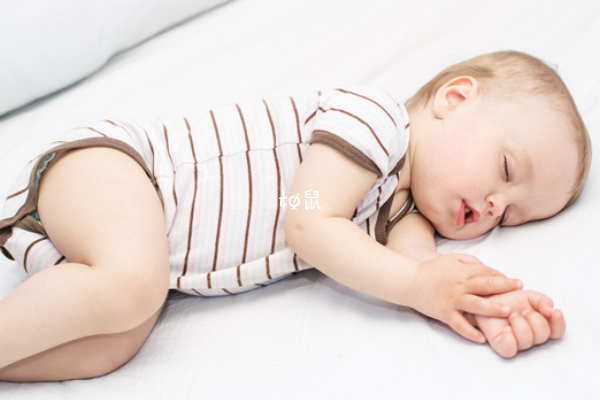 新生儿侧睡时间不要超过2小时
