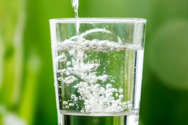 多喝水可以缓解孩子干咳的症状